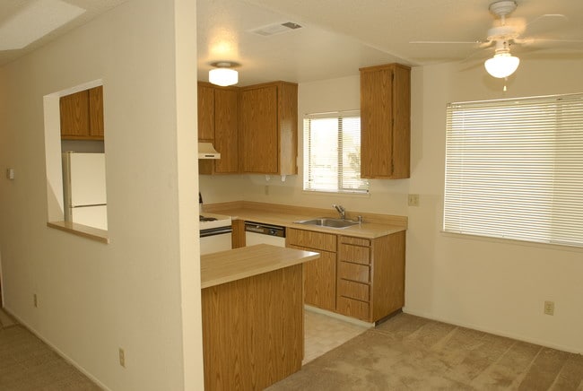 Sand Creek Apartments in Lodi, CA - Building Photo - Building Photo