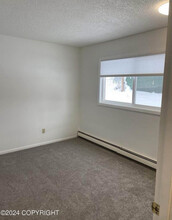 8530 Kluane Ave, Unit #3 in Anchorage, AK - Foto de edificio - Building Photo
