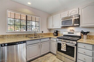 2851 S Valley View Blvd, Unit 1016 in Las Vegas, NV - Building Photo - Building Photo