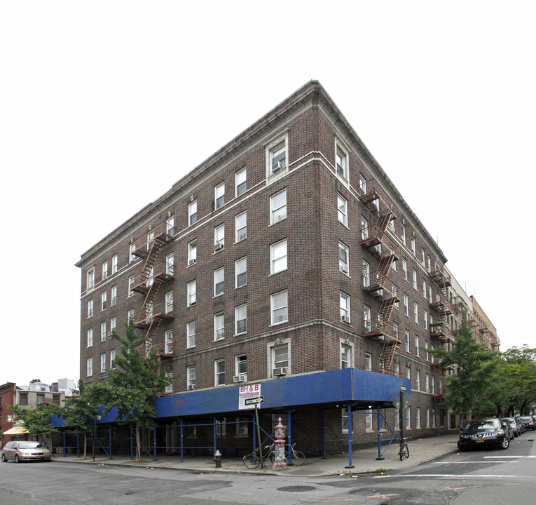 390 Hooper St in Brooklyn, NY - Building Photo