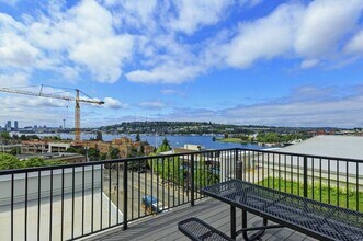 Eastlake Flats in Seattle, WA - Foto de edificio - Building Photo