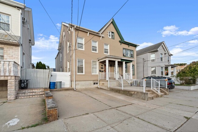 13 W 51st St in Bayonne, NJ - Foto de edificio - Building Photo