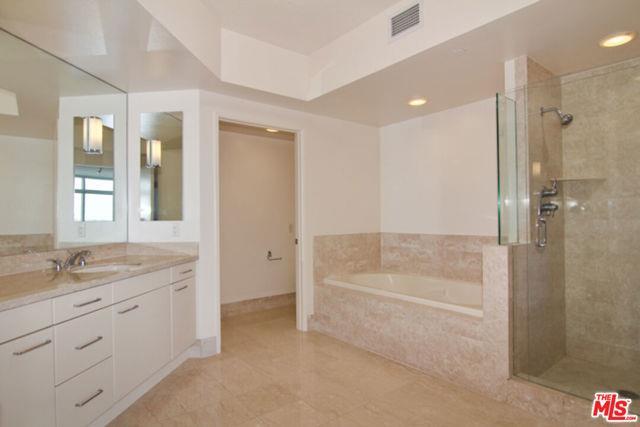 property at 13600 Marina Pointe Dr