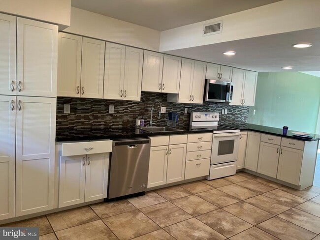 property at 5 Queen Anne Ct