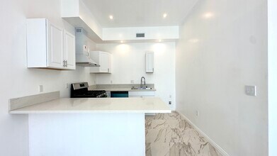 16023 Wyandotte St in Van Nuys, CA - Foto de edificio - Building Photo