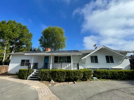 405 Beaumont Dr in Vista, CA - Building Photo