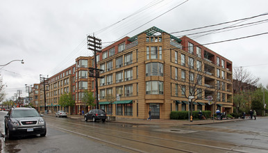 1070-1080 Queen St E in Toronto, ON - Building Photo - Building Photo