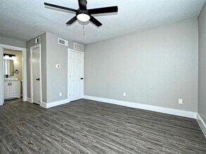 1220 W Anderson Ln.-Unit -203 in Austin, TX - Building Photo - Building Photo