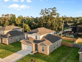 401 Magnolia Ln in Lake Jackson, TX - Building Photo