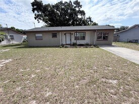 651 Duncan Cir W in Auburndale, FL - Building Photo