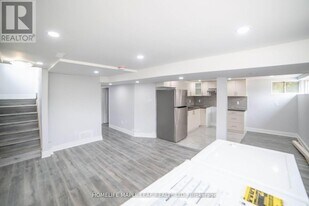46 Epsom Downs Dr in Brampton, ON - Building Photo