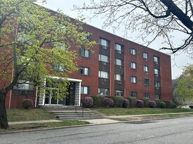 Hilltop Garden Apartments in Holyoke, MA - Building Photo