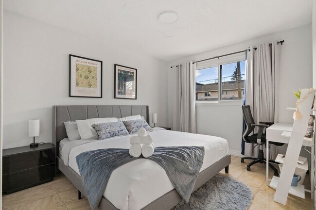 4733 Bowness Rd NW in Calgary, AB - Building Photo - Building Photo