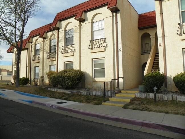 823 Country Club Dr SE in Rio Rancho, NM - Foto de edificio - Building Photo