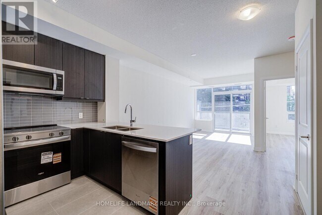 3260 Sheppard Ave E in Toronto, ON - Building Photo - Building Photo