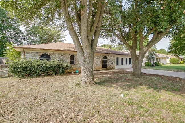733 Meadowlark Cir in Crowley, TX - Foto de edificio - Building Photo