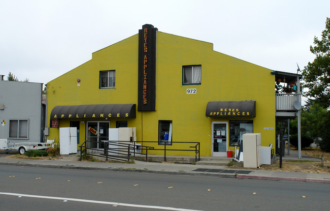 972 Petaluma Hill Rd in Santa Rosa, CA - Foto de edificio - Building Photo