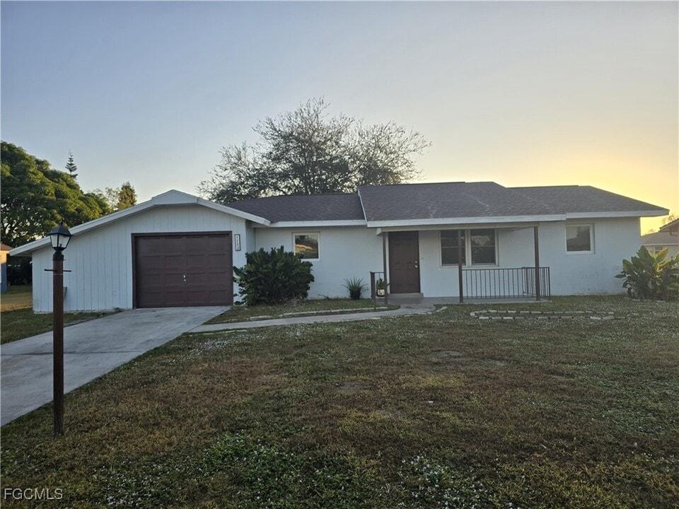 112 Kerr Cir in Lehigh Acres, FL - Building Photo