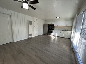 951 N Redwood Rd, Unit #4 in Salt Lake City, UT - Foto de edificio - Building Photo