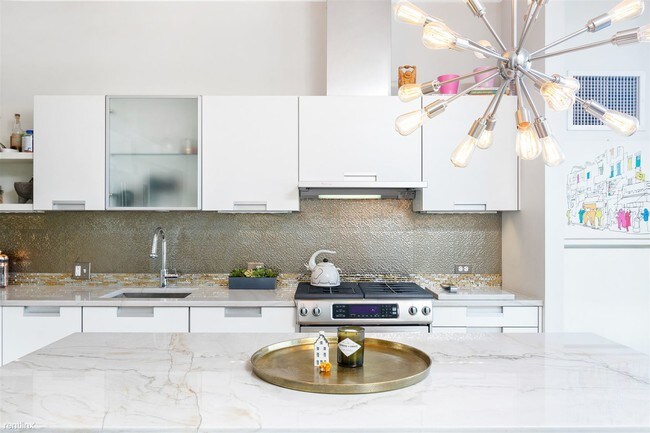 346 Congress St-Unit -Unit 702 in Boston, MA - Building Photo - Building Photo