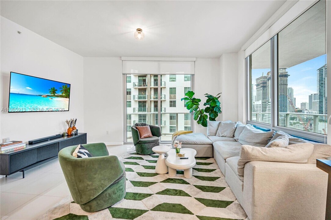 1010 SW 2nd Ave in Miami, FL - Building Photo