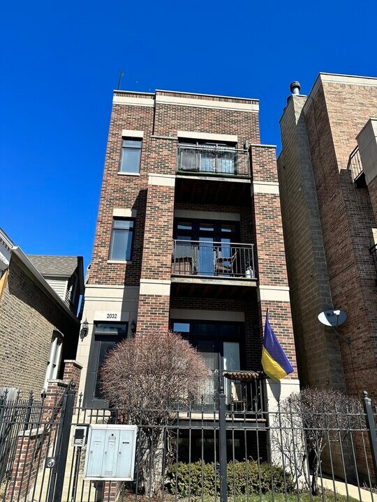2032 W Augusta Blvd in Chicago, IL - Building Photo