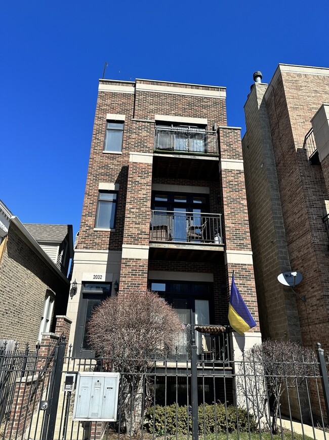property at 2032 W Augusta Blvd