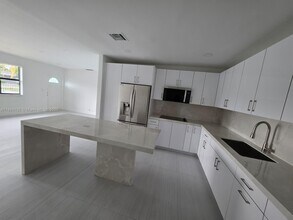 566 W 41st Pl in Hialeah, FL - Building Photo - Building Photo