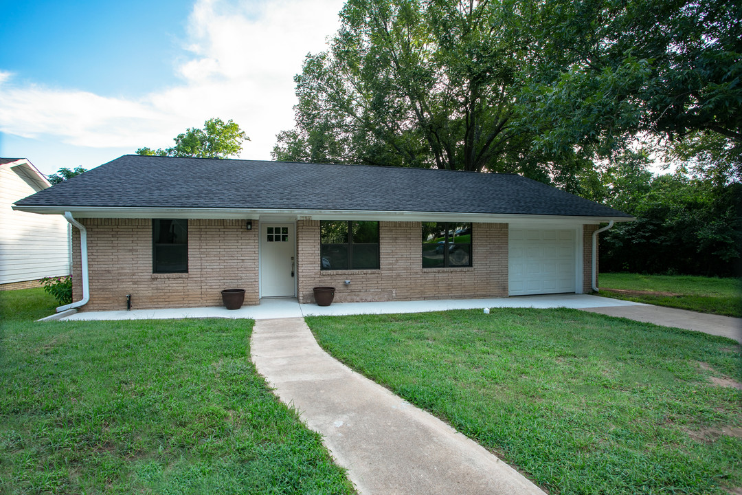 1000 Marie St in Brenham, TX - Building Photo