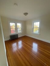 1376 Smith St, Unit 2 in North Providence, RI - Foto de edificio - Building Photo