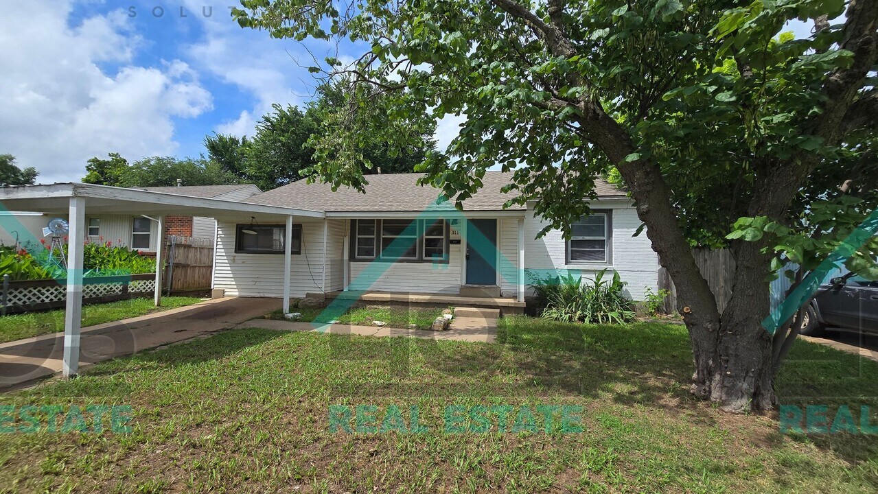 311 E Jarman Dr in Midwest City, OK - Building Photo