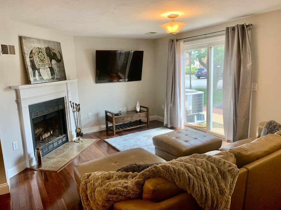 142 Quincy Shore Dr, Unit Unit 155 in Quincy, MA - Building Photo