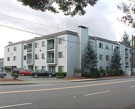 Upper Division Apartments in Portland, OR - Building Photo - Building Photo