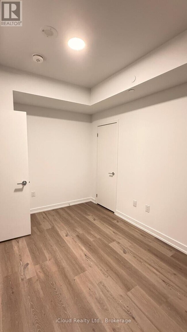 395 Square One Dr in Mississauga, ON - Building Photo - Building Photo