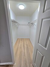 73 Des Moines Ct in Tinton Falls, NJ - Foto de edificio - Building Photo
