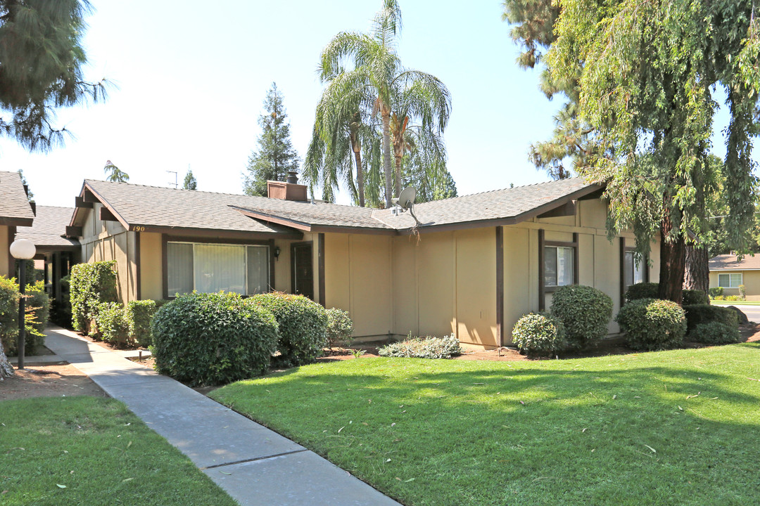 190 W Portals Ave in Clovis, CA - Building Photo