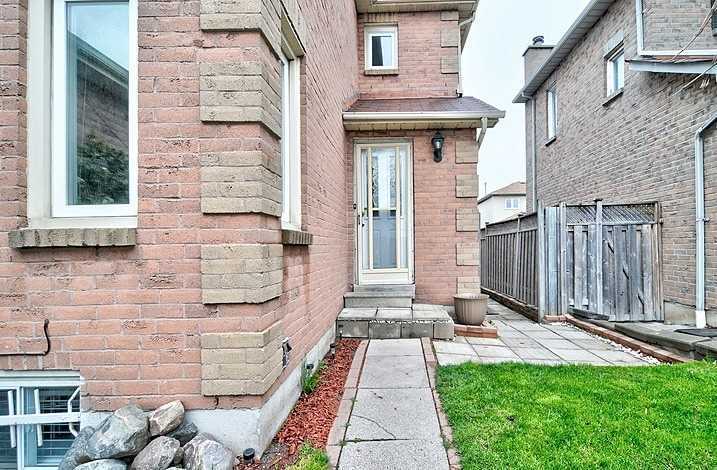 174 Wright Crescent in Ajax, ON - Building Photo