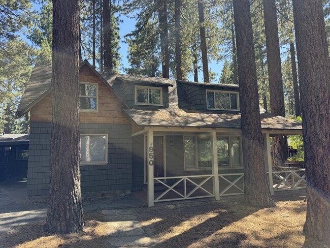 950 Lakeview Ave in South Lake Tahoe, CA - Building Photo - Building Photo