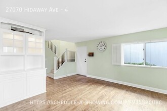 27070 Hidaway Ave-Unit -4 in Santa Clarita, CA - Building Photo - Building Photo