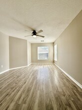 6104 White Sails Dr in Wesley Chapel, FL - Foto de edificio - Building Photo