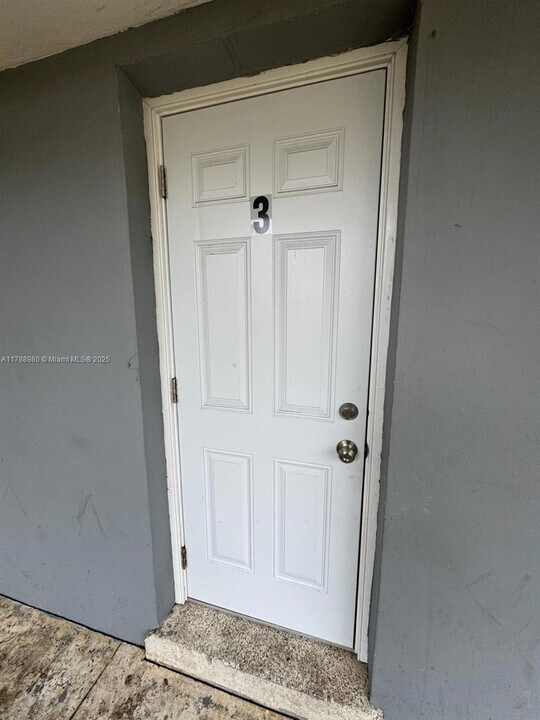 151 NW 164th St-Unit -3 in Miami, FL - Building Photo