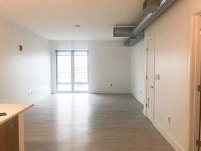 9 Medford St, Unit 410 in Somerville, MA - Building Photo - Building Photo