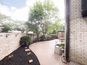 2001 Stoney Brook Dr in Houston, TX - Building Photo - Building Photo