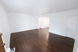 11437 Oxnard St in Los Angeles, CA - Building Photo - Building Photo