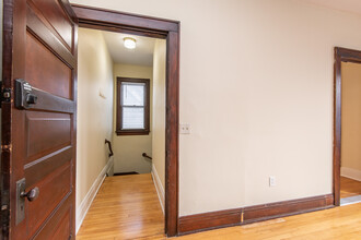 2445 N Oakland Ave, Unit 2447 in Milwaukee, WI - Foto de edificio - Building Photo