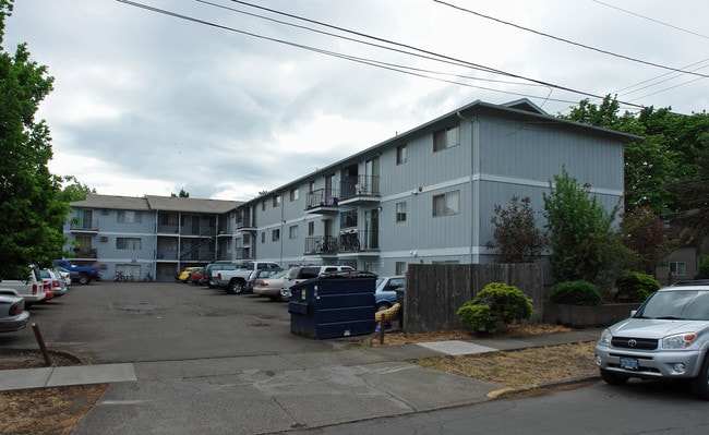La Fonda Apartments in Corvallis, OR - Foto de edificio - Building Photo
