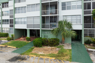 Watergate Condominiums in Hollywood, FL - Building Photo - Building Photo