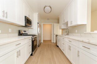 8040 W 83rd St in Playa Del Rey, CA - Building Photo