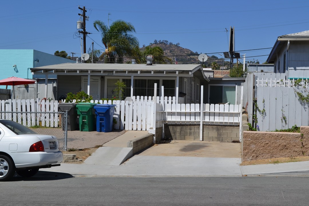 10014 Dolores St in Spring Valley, CA - Foto de edificio