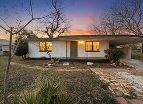 107 Elm Ave in Rockdale, TX - Building Photo